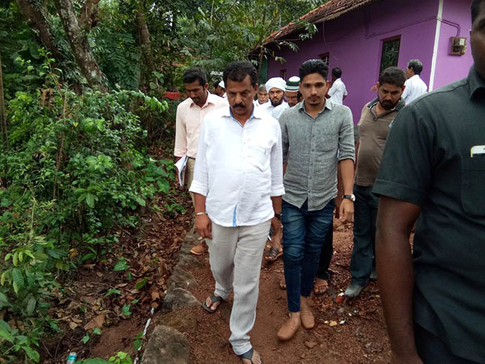 ಕಾರಾಜೆಗೆ ಜಿ.ಪಂ. ಸದಸ್ಯ ಚಂದ್ರ ಪ್ರಕಾಶ್ ಶೆಟ್ಟಿ ಭೇಟಿ: ನಾಗರಿಕರ ಬೇಡಿಕೆ ಈಡೇರಿಸುವ ಭರವಸೆ